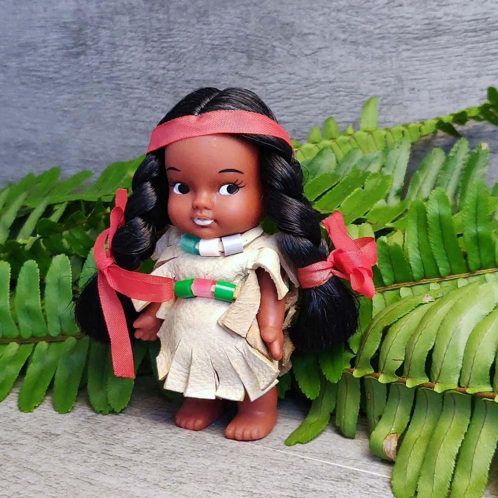 Vintage Native American Female Doll w/ Suede Leather Clothing 4" Tall